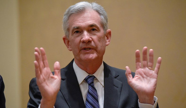 jerome-powell hands up